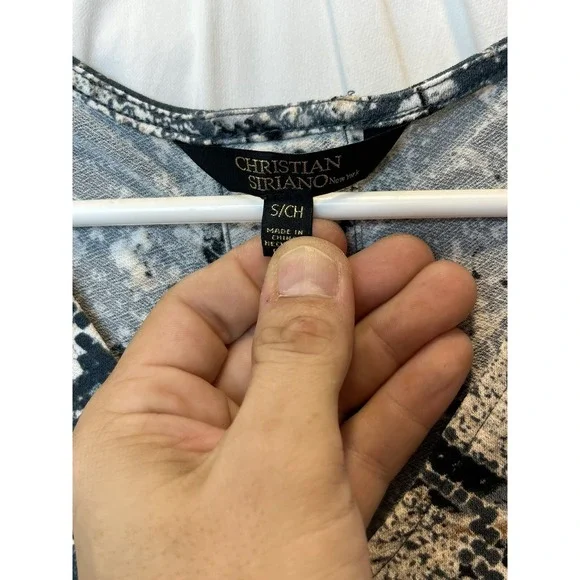 Christian Siriano New York Grey Snakeskin V-Neck Short Sleeve Tunic Top Small - Picture 2 of 3